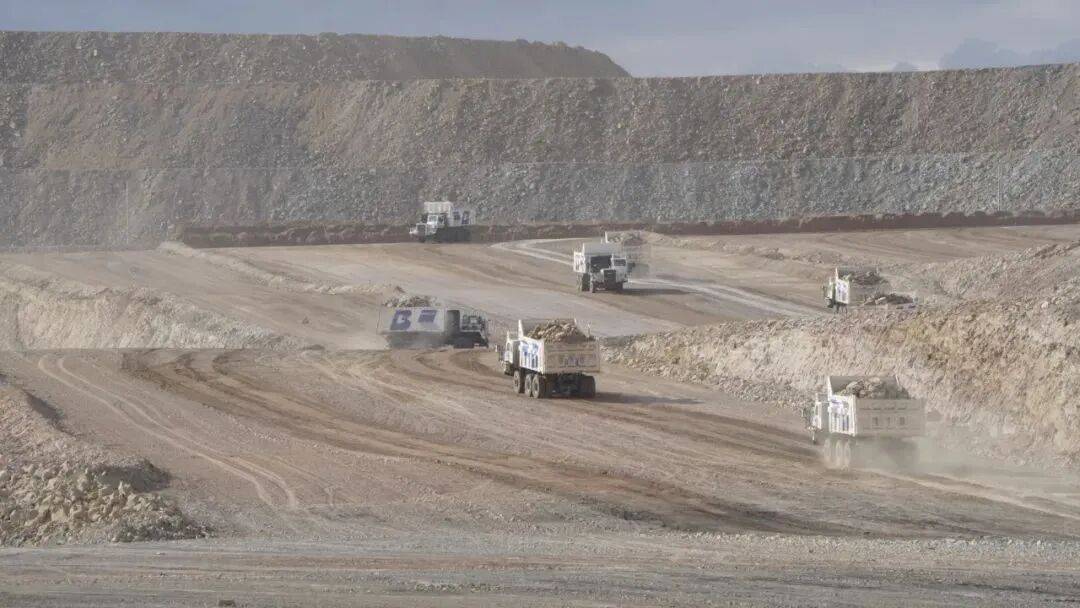 伯鐳科技 超500臺純電無人礦卡落地，首創(chuàng)“雙無人”模式引領礦山智能化變革